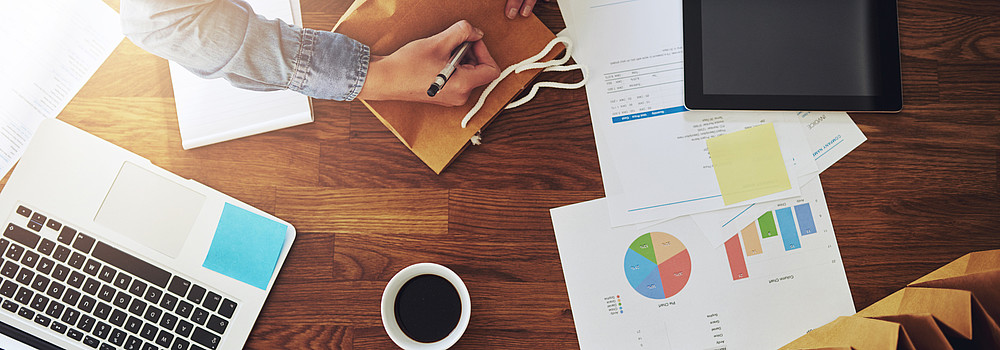 Junge Unternehmerin arbeitet an Schreibtisch
